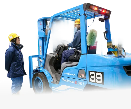 フォークリフトに乗る従業員とそれを見守る従業員