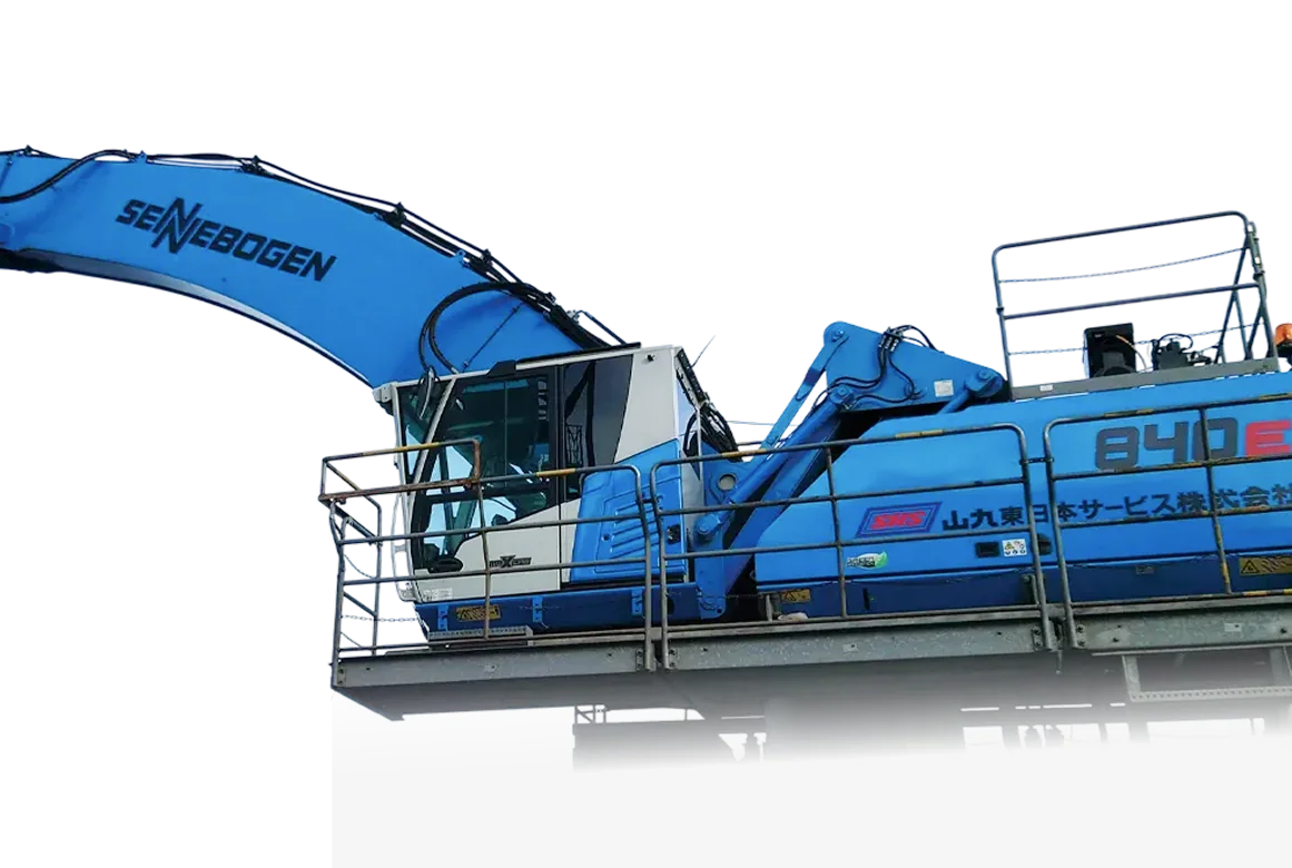 フォークリフトに乗る従業員とそれを見守る従業員