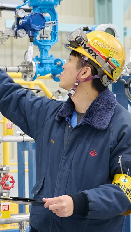 工場内の点検を行う男性従業員