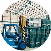 フォークリフトで製品を運ぶ様子